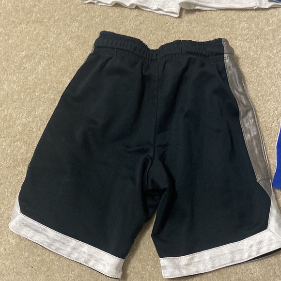 Four pairs of boys size 4T shorts - Picture 4 of 10